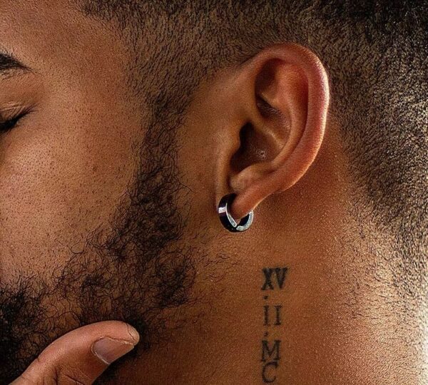 Il s’agit d’un type de boucle d’oreille pour hommes, de couleur noire mate et de forme circulaire. Elle est fabriquée en acier inoxydable, ce qui lui confère une durabilité et une résistance à la corrosion. Elle a un diamètre de 14mm, ce qui la rend assez discrète tout en étant remarquable. Elle a une ouverture pour permettre l’insertion dans le lobe de l’oreille, et des mécanismes de fixation visibles à l’intérieur pour assurer un port sûr et confortable. Elle a un design minimaliste, sans ornements ni fioritures, offrant un look moderne et élégant.