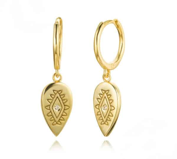 Ces mini créoles sont des bijoux délicats et élégants. Elles sont plaquées or, ce qui leur donne une brillance dorée et une apparence luxueuse. Les boucles d’oreilles sont de petite taille, ce qui les rend discrètes et appropriées pour un usage quotidien. Le pendentif attaché à chaque créole est orné d’un zirconium. Le zirconium est une pierre précieuse qui ressemble à un diamant en raison de sa brillance et de sa clarté. Dans ce cas, le zirconium est placé au centre du pendentif, ce qui ajoute une touche d’éclat à ces boucles d’oreilles. Le pendentif lui-même a une forme ovale pointue, ce qui donne aux boucles d’oreilles un aspect unique et attrayant. De plus, le pendentif présente un design complexe qui ajoute une dimension supplémentaire à ces boucles d’oreilles. En somme, ces mini créoles avec pendentif plaqué or et zirconium sont des bijoux polyvalents qui peuvent ajouter une touche d’élégance à n’importe quelle tenue. Elles sont à la fois simples et sophistiquées, ce qui les rend parfaites pour toutes les occasions.
