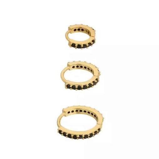 Ces mini créoles pour femme sont fabriquées en argent 925 et plaquées or. Elles sont décorées de pierres de zircone noir qui ajoutent une touche d’élégance et de sophistication. Leur petite taille les rend discrètes et appropriées pour un usage quotidien, tout en étant assez remarquables pour être portées lors d’occasions spéciales. Le contraste entre l’or et le noir crée un look à la fois moderne et intemporel. Ces boucles d’oreilles seraient un ajout précieux à toute collection de bijoux.