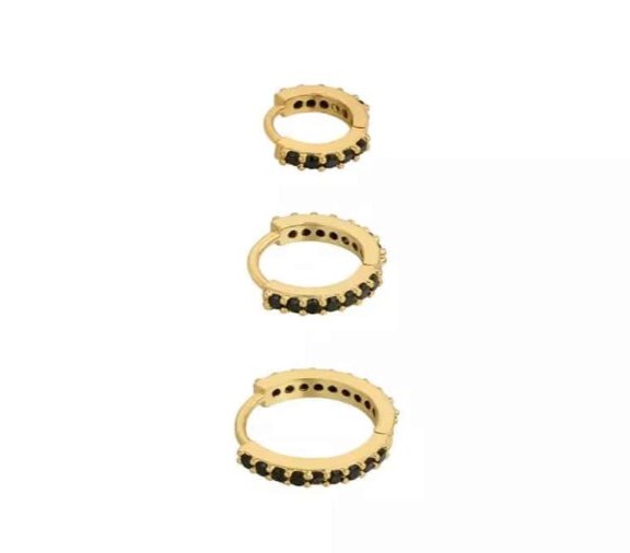 Ces mini créoles sont un ensemble de trois boucles d’oreilles délicates et élégantes de 3 diamètres différents (12,10 et 8mm). Elles sont fabriquées en argent plaqué or, ce qui leur donne une brillance dorée attrayante. Chaque boucle d’oreille est incrustée de pierres de zirconium noir et vient délicatement entourer le lobe. Ces mini créoles peuvent être un excellent choix pour ceux qui aiment les bijoux subtils mais élégants. Elles se portent en accumulation sur le premier, le second ou sur le troisième trou de l’oreille. La plus grande mesure 10 mm de diamètre. Portée seule, elle offre une présence discrète mais perceptible sur l’oreille. La boucle de taille moyenne mesure 8 mm de diamètre, ce qui en fait un choix polyvalent pour toutes les occasions. La plus petite mesure 6 mm de diamètre, parfaite pour ceux qui préfèrent un look plus subtil ou pour être portée sur le cartilage supérieur de l’oreille.