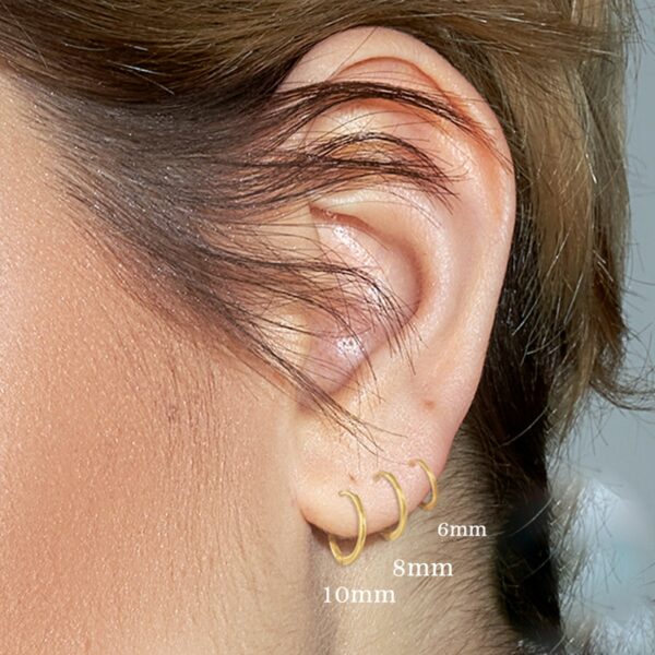 Ces boucles d’oreilles sont des créoles de 6mm plaquées or sur de l’argent 925. Elles sont de petite taille, ce qui les rend discrètes et élégantes. Leur conception en argent 925 garantit une grande durabilité et résistance à l’usure. De plus, le placage en or leur donne une finition lisse et brillante, ajoutant une touche de luxe. Ces boucles d’oreilles sont parfaites pour un usage quotidien ou pour des occasions spéciales. Elles peuvent être portées seules ou associées à d’autres bijoux pour un look plus sophistiqué.
