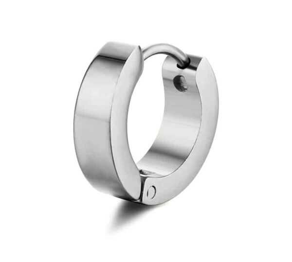La boucle d’oreille a un mécanisme de verrouillage visible sur la partie inférieure, qui assure que la boucle reste en place lorsqu’elle est portée. Il suffit de glisser l’extrémité de la boucle dans le trou situé à l’arrière de l’anneau pour la fermer. La boucle est facile à mettre et à enlever, sans risque de la perdre ou de l’abîmer. Cette boucle d’oreille créole épaisse en acier inoxydable argenté pour homme est un bijou simple mais élégant, qui convient à tous les styles et à toutes les occasions. Elle peut être portée seule ou accompagnée d’autres bijoux pour créer un look personnalisé. Elle est également un cadeau idéal pour un homme qui apprécie la simplicité et la modernité.