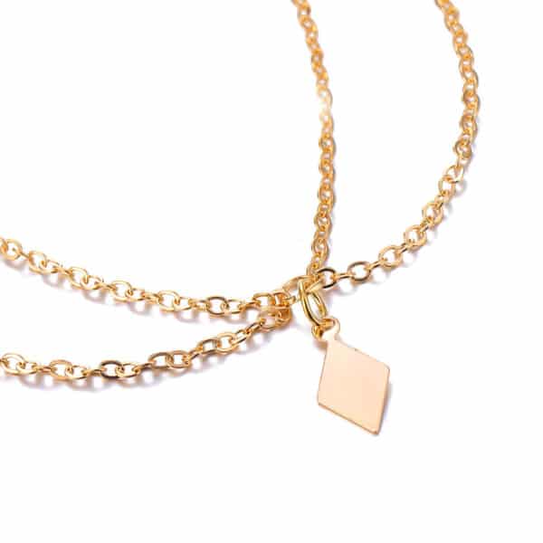 C’est un accessoire tendance et discret qui peut se marier avec différents styles vestimentaires. Il peut aussi refléter la personnalité ou l’humeur de son porteur. D’après certaines croyances, le côté gauche est associé au cœur. Ainsi, porter une chaine de cheville gauche peut être perçu comme un moyen de canaliser l’énergie positive et de protéger son porteur des influences négatives. Cette pratique vise à créer un équilibre entre le corps et l’esprit, favorisant ainsi la paix intérieure.,Dans de nombreuses cultures, la chaine de cheville a une origine ancienne et une signification particulière. Par exemple, en Égypte, elle était portée par les femmes de haut rang social ou les danseuses. En Inde, elle était portée par les femmes mariées ou les jeunes filles en âge de se marier. Elle pouvait aussi indiquer la richesse ou le statut social de son porteur.