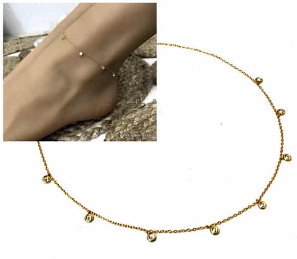 Il s’agit d’une chaîne cheville élégante et raffinée, fabriquée en or laminé ou en argent, selon votre choix. Elle se compose d’une chaîne fine et solide qui porte de petits ornements sphériques qui sont en oxyde de zirconium. Les ornements sont brillants et espacés régulièrement le long de la chaîne, lui donnant un aspect scintillant et sophistiqué. Elle est hypoallergénique et résistante à l’usure. La chaîne cheville est idéale pour compléter votre look avec une touche de féminité et de glamour. Elle peut se porter seule ou avec d’autres bijoux. Elle convient à toutes les occasions, que ce soit pour un usage quotidien ou pour un événement spécial. Le bijou possède un fermoir rond sûr et facile d’utilisation ainsi qu’une chainette de réglage qui permet un ajustement parfait à la cheville.