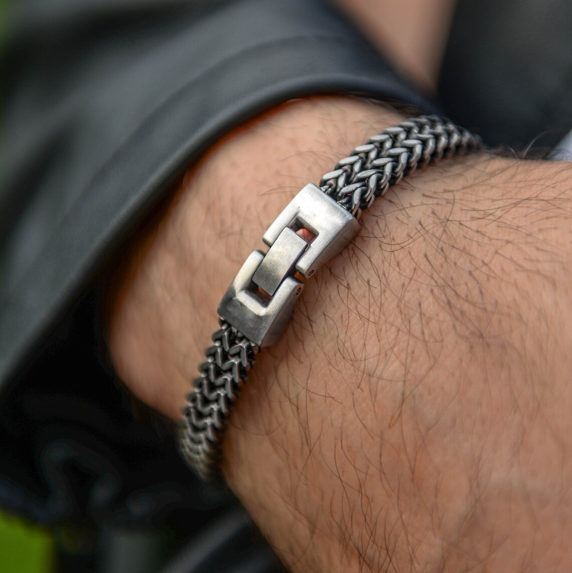 Ce splendide Bracelet Homme Acier Inoxydable Argenté Maille est élégant et robuste ! Il est composé de maillons entrelacés qui créent un motif complexe et distinctif, reflétant un style à la fois moderne et intemporel. La finition en acier donne au bracelet une brillance subtile, tout en étant suffisamment durable pour résister à l’usure quotidienne. Le fermoir du bracelet est rectangulaire et solide, assurant que le bijou reste bien fixé au poignet. C’est un bijou qui combine à la fois la force et la sophistication, ce qui en fait un choix parfait pour tout homme qui apprécie le style et la qualité. Ce bracelet masculin est résistant et se porte à toutes les occasions et même avec un costume.
