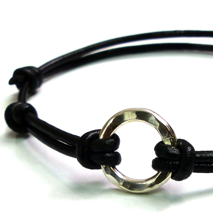 Ce bracelet fin en cuir noir est un accessoire élégant et intemporel qui ajoutera une touche de sophistication à n'importe quelle tenue. Fabriqué à partir de cuir de haute qualité, ce bracelet est à la fois durable et confortable à porter. L'anneau en argent 925 martelé ajoute une touche de brillance et de raffinement à ce bracelet, en faisant un choix parfait pour ceux qui recherchent un accessoire à la fois simple et élégant. Le contraste entre le cuir noir et l'argent brillant crée un look moderne et tendance. Que ce soit pour une occasion spéciale ou pour un usage quotidien, ce bracelet en cuir noir est un choix polyvalent qui complétera parfaitement votre style.