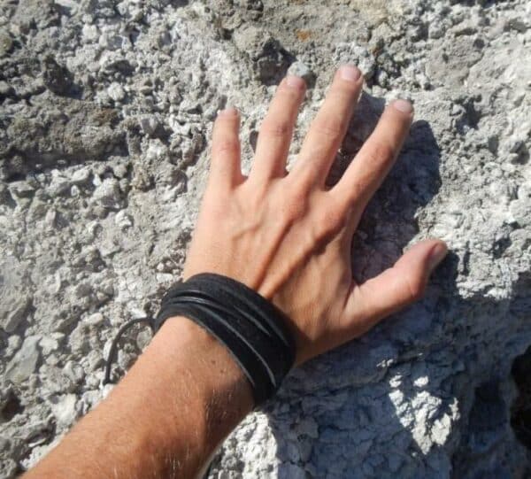 Ce bracelet en cuir noir pour homme est un accessoire tendance et audacieux qui se distingue par ses 5 tours de manchette biker. Fabriqué à partir de cuir de haute qualité, ce bracelet est à la fois robuste et élégant, parfait pour les hommes qui veulent affirmer leur style avec assurance. Le design enroulé en 5 tours donne à ce bracelet une allure unique et originale, idéale pour compléter un look rock ou biker. Le fermoir métallique ajoute une touche de masculinité et de caractère à ce bracelet, en faisant un accessoire parfait pour les hommes modernes et audacieux. Que ce soit pour un look décontracté au quotidien ou pour une soirée spéciale, ce Bracelet en cuir noir homme 5 tours manchette biker saura ajouter une touche de style et de personnalité à n'importe quelle tenue.