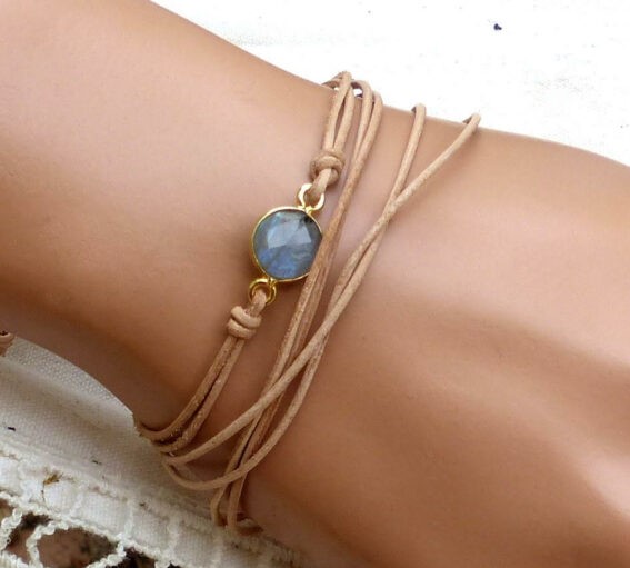 Ce bracelet sur cordon pour femme est orné d'une magnifique pierre de labradorite bleue, qui offre des reflets chatoyants et une couleur profonde. La labradorite est une pierre naturelle réputée pour ses propriétés de protection et d'harmonisation des énergies. Ce bracelet est idéal pour apporter une touche d'élégance et de mystère à toutes vos tenues, que ce soit au quotidien ou pour des occasions spéciales. La labradorite bleue est une pierre rare et précieuse, ce qui en fait un bijou unique et original à offrir en cadeau ou à s'offrir soi-même. Ce bracelet sur cordon est un accessoire intemporel qui saura mettre en valeur la féminité et la personnalité de celle qui le porte. La labradorite est une véritable pierre de protection avec une fonction d’éponge. En effet, elle absorbe toutes les énergies négatives environnantes. Libéré de ces énergies polluantes, l’esprit devient positif et équilibré psychologiquement.  Cette pierre est préconisée pour le personnel soignant et les gens dans l’empathie. Elle leur permet de ne pas trop s’impliquer émotionnellement dans leurs douleurs et de leur procurer de la compréhension.