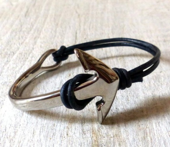 Ce Bracelet Homme Ancre Marine est un accessoire élégant et tendance qui ajoutera une touche de style à votre tenue. Fabriqué en acier inoxydable de haute qualité, ce bracelet est à la fois durable et résistant à l'usure quotidienne. La corde en cuir noir ajoute une touche de sophistication et de masculinité à l'ensemble. L'ancre marine en acier inoxydable est le point central de ce bracelet, symbolisant la stabilité et la force. Son design détaillé et finement travaillé lui confère une allure raffinée. La fermeture à boucle assure un ajustement parfait à votre poignet, garantissant ainsi un confort optimal tout au long de la journée. Que vous le portiez seul ou en combinaison avec d'autres bracelets, ce Bracelet Homme Ancre Marine est un choix polyvalent qui conviendra à toutes les occasions. Que ce soit pour une tenue décontractée ou pour une soirée plus habillée, ce bracelet ajoutera une touche de sophistication à votre style. Offrez-vous ce bijou intemporel et ajoutez une touche de classe à votre look.