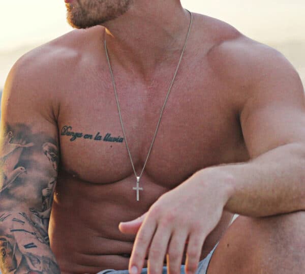 Ce Collier Croix pour Homme est un accessoire élégant et intemporel qui ajoutera une touche de style à n'importe quelle tenue. Fabriqué en acier inoxydable argenté, ce collier est à la fois durable et résistant à la corrosion, assurant ainsi sa longévité et sa brillance. La croix suspendue à la chaîne délicate crée un look classique et symbolique, parfait pour ceux qui apprécient les bijoux à la fois esthétiques et significatifs. La finition argentée apporte une touche de sophistication à l'ensemble, faisant de ce collier un choix polyvalent pour toutes les occasions. Que ce soit pour un usage quotidien ou pour une occasion spéciale, ce Collier Croix Homme Maille Acier Inoxydable Argenté est un accessoire polyvalent qui complétera parfaitement votre style. Offrez-vous ou offrez-le en cadeau à un être cher pour ajouter une touche de raffinement à sa collection de bijoux.
