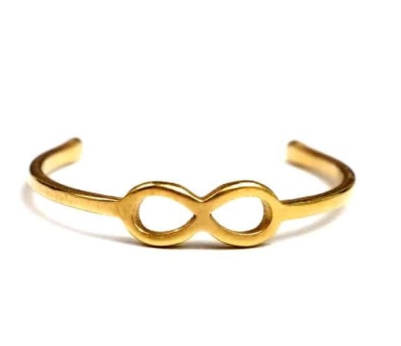 Cette bague pour pied en acier inoxydable doré est un accessoire élégant et tendance qui ajoutera une touche de sophistication à votre look. Fabriquée en acier inoxydable de haute qualité, cette bague est durable et résistante à la corrosion, assurant ainsi une longue durée de vie. Le design de cette bague est inspiré du signe infini, symbole de l'éternité et de l'amour infini. Avec sa finition dorée brillante, cette bague apportera une touche de glamour à votre pied. La taille de cette bague est réglable, ce qui la rend adaptée à la plupart des tailles de pieds. Elle est confortable à porter et ne causera aucune gêne. Que ce soit pour une occasion spéciale ou pour une utilisation quotidienne, cette bague pour pied signe infini en acier inoxydable doré est un choix parfait. Elle peut être portée seule ou associée à d'autres bijoux pour créer un look unique et personnalisé. Offrez-vous ou offrez à quelqu'un de spécial cette bague pour pied signe infini en acier inoxydable doré et ajoutez une touche de style et de sophistication à votre collection de bijoux.