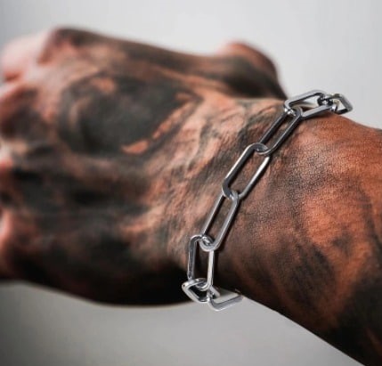 Ce Bracelet Trombone pour homme est fabriqué en acier inoxydable de haute qualité, ce qui le rend à la fois durable et élégant. Sa couleur argentée lui confère un aspect moderne et sophistiqué, parfait pour compléter n'importe quelle tenue. Le design unique en forme de trombone ajoute une touche d'originalité à ce bracelet, en faisant un accessoire tendance et intemporel à la fois. Il est idéal pour ceux qui recherchent un bijou masculin et raffiné. Ce bracelet est ajustable pour s'adapter à différents poignets, offrant ainsi un confort optimal à son porteur. Que ce soit pour une occasion spéciale ou pour un usage quotidien, ce Bracelet Trombone Homme Acier Inoxydable Argenté saura mettre en valeur le style de celui qui le porte.