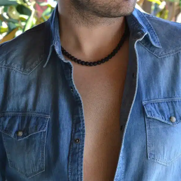 Ce magnifique collier onyx noir mat pour homme est un accessoire élégant et intemporel qui ajoutera une touche de sophistication à n'importe quelle tenue. Mesurant 50 cm de longueur, ce collier met en valeur la pierre naturelle onyx noir avec sa finition mate, offrant un contraste saisissant et un look moderne. Le design minimaliste de ce collier le rend polyvalent et facile à assortir avec différentes styles, que ce soit pour une tenue décontractée ou plus formelle. La pierre onyx noir est réputée pour ses propriétés protectrices et apaisantes, en faisant un accessoire à la fois élégant et bénéfique pour celui qui le porte. Connue pour sa beauté et son élégance, l'onyx est également réputé pour ses propriétés curatives. Cette pierre est connue pour favoriser la concentration et la clarté mentale, ce qui en fait un excellent choix pour les personnes qui ont besoin de se concentrer et de rester concentrées. De plus, l'onyx est réputé pour ses propriétés protectrices, aidant à éloigner les énergies négatives et à renforcer la confiance en soi. 