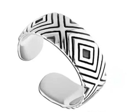 Cette bague d'orteil en acier est un accessoire élégant et tribal, parfait pour les hommes et les femmes qui veulent ajouter une touche de style à leur tenue. Fabriquée en acier de haute qualité, cette bague est durable et résistante à l'usure, ce qui en fait un choix idéal pour un usage quotidien. Le design tribal de cette bague d'orteil lui donne un aspect unique et original, qui ne manquera pas de se démarquer. Que vous la portiez pour une occasion spéciale ou simplement pour compléter votre look quotidien, cette bague ajoutera une touche de sophistication à n'importe quelle tenue. Que vous soyez un homme ou une femme, cette bague d'orteil en acier est un accessoire polyvalent qui peut être porté seul ou associé à d'autres bijoux pour un look plus audacieux. Avec son design intemporel et sa qualité exceptionnelle, cette bague sera un ajout précieux à votre collection de bijoux.