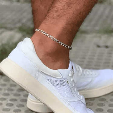 Cette chaine de cheville pour homme en acier est un accessoire élégant et moderne qui ajoutera une touche de style à n'importe quelle tenue. Fabriquée en acier inoxydable de haute qualité, cette chaine de cheville est durable et résistante à la corrosion, assurant ainsi une longue durée de vie. La maille figaro de cette chaine lui confère un aspect classique et intemporel, parfait pour les hommes qui recherchent un accessoire polyvalent et raffiné. Le design de cette chaine de cheville est simple et épuré, mettant en valeur la beauté de l'acier argenté. La fermeture sécurisée assure un ajustement parfait autour de la cheville, offrant confort et sécurité tout au long de la journée. Que ce soit pour une occasion spéciale ou pour un usage quotidien, cette chaine de cheville pour homme est un choix idéal pour ceux qui apprécient les accessoires de qualité et au style sophistiqué. Que vous souhaitiez l'offrir en cadeau ou l'ajouter à votre propre collection de bijoux, cette chaine de cheville en acier est un choix sûr et élégant. 
