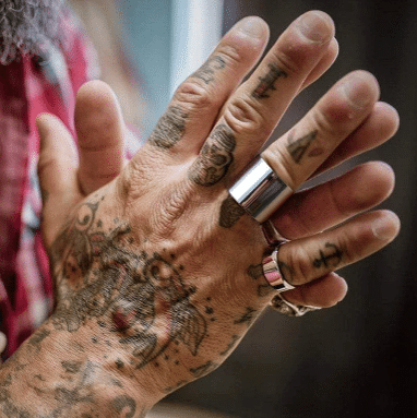 Cette bague pour homme est un accessoire élégant et moderne qui ne manquera pas d'attirer l'attention. Fabriquée en acier inoxydable argenté, elle présente un design cylindrique qui lui confère une allure unique. Sa finition en acier inoxydable lui donne un aspect brillant et résistant, tandis que sa couleur argentée lui confère une touche de sophistication. Cette bague est parfaite pour compléter n'importe quel look, que ce soit pour une occasion spéciale ou pour une utilisation quotidienne. Son design large et masculin en fait un choix idéal pour les hommes qui recherchent un accessoire à la fois tendance et intemporel.