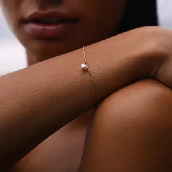 Ce magnifique bracelet pour femme est un accessoire élégant et raffiné qui ajoutera une touche de sophistication à n'importe quelle tenue. Fabriqué avec des perles d'eau douce de haute qualité et un plaquage en or brillant, ce bracelet est à la fois luxueux et intemporel. La chaîne en or délicate met en valeur le charme de perle unique, créant un contraste subtil et élégant. Ce bracelet est parfait pour être porté seul pour un look minimaliste ou superposé avec d'autres bracelets pour un style plus audacieux. Que ce soit pour une occasion spéciale ou pour un usage quotidien, ce Bracelet Femme Perles d'Eau Douce et Plaqué Or est un choix parfait pour celles qui recherchent un accessoire chic et polyvalent. Offrez-vous ou offrez-le en cadeau à un être cher pour une touche de luxe et d'élégance incomparable.