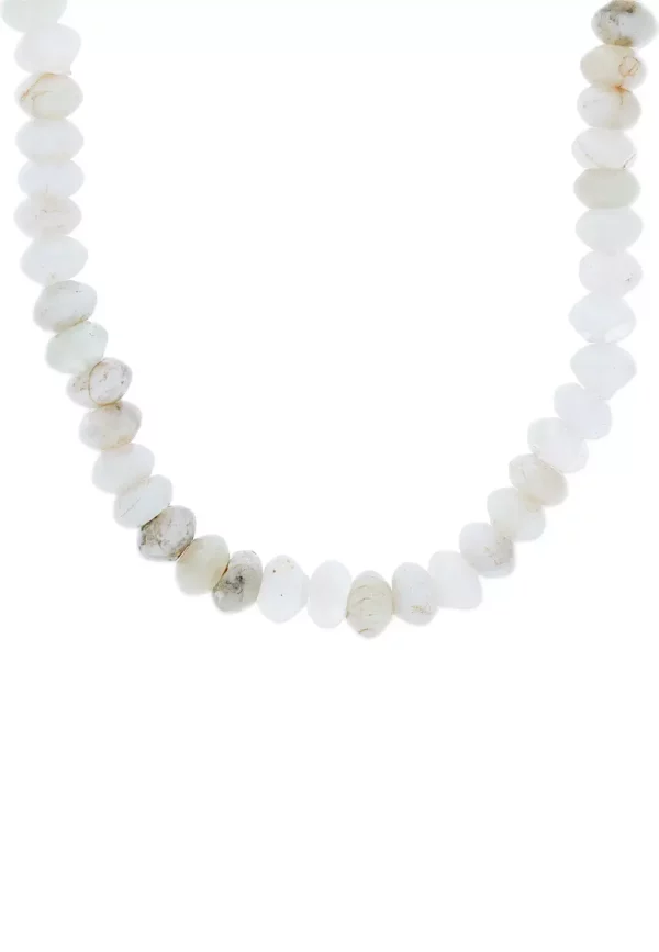 Ce collier Jade Blanche est un bijou élégant et raffiné qui ajoutera une touche de sophistication à n'importe quelle tenue. Les perles rondelles facettes en jade blanc sont soigneusement sélectionnées pour leur éclat et leur pureté. Ce collier est spécialement conçu pour les femmes qui apprécient la beauté discrète et la simplicité. Il est parfait pour les occasions spéciales ou pour ajouter une touche d'élégance à votre tenue quotidienne. La pierre de jade est connue pour ses nombreuses vertus bénéfiques pour le corps et l'esprit. Elle est réputée pour favoriser la paix intérieure, l'harmonie et l'équilibre émotionnel. En lithothérapie, elle est utilisée pour apaiser le stress, les angoisses et favoriser un sommeil réparateur. De plus, la pierre de jade est réputée pour ses propriétés purifiantes et détoxifiantes, aidant ainsi à éliminer les toxines du corps.