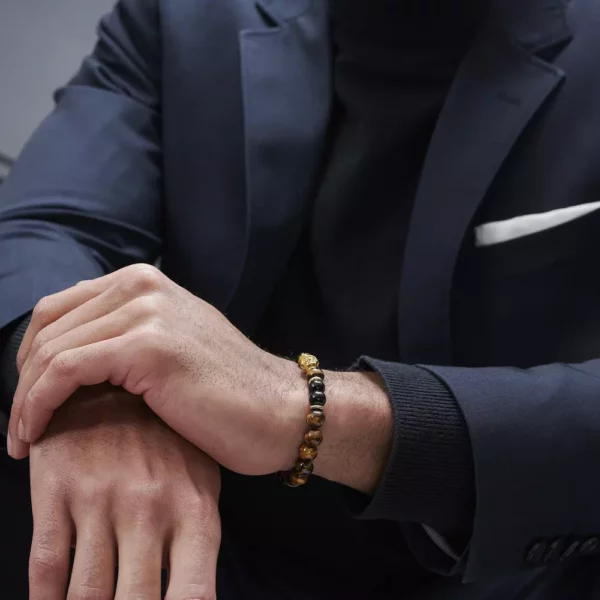 Ce bracelet est un mélange de spiritualité et de style. Il est composé de perles d’Œil de Tigre, rehaussées par un charm de tête de Bouddha en acier inoxydable doré. L’Œil de Tigre est une pierre semi-précieuse connue pour ses propriétés protectrices. Elle est censée repousser l’énergie négative et apporter chance et prospérité à celui qui la porte. La tête de Bouddha en acier inoxydable doré ajoute une touche de sérénité et de spiritualité à l’ensemble. Ce bracelet est un excellent choix pour ceux qui cherchent à incorporer des éléments de spiritualité et de nature dans leur style quotidien. Il peut être porté seul ou en superposition avec d’autres bracelets pour un look plus audacieux.