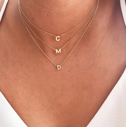 Ce magnifique collier initiale en Plaqué or est un bijou élégant et raffiné qui ajoutera une touche de sophistication à n'importe quelle tenue. Fabriqué en argent massif 925 plaqué or, ce collier est d'une qualité exceptionnelle et durable. La lettre initiale est finement travaillée, avec des détails délicats qui mettent en valeur sa beauté. Ce collier est spécialement conçu pour les femmes qui apprécient les pièces uniques et personnalisées. Il est livré avec une chaîne délicate en or qui complète parfaitement le pendentif. Que ce soit pour offrir en cadeau ou pour se faire plaisir, ce collier initiale en or est un choix parfait pour toutes les occasions.