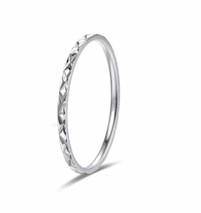 Cette bague de pieds en argent 925 massif est un bijou minimaliste parfait pour les femmes qui recherchent une touche subtile d'élégance. Fabriquée avec soin et précision, cette bague est conçue pour s'adapter confortablement à votre pied, mettant en valeur sa beauté naturelle. Le design minimaliste de cette bague lui confère une allure moderne et intemporelle, ce qui en fait un choix polyvalent pour toutes les occasions. Que vous la portiez seule ou en combinaison avec d'autres bijoux, cette bague ajoutera une touche de sophistication à votre style. Son argent 925 massif garantit sa durabilité et sa résistance à l'usure quotidienne. Offrez-vous cette bague de pieds argentée et ajoutez une touche de glamour à votre look.